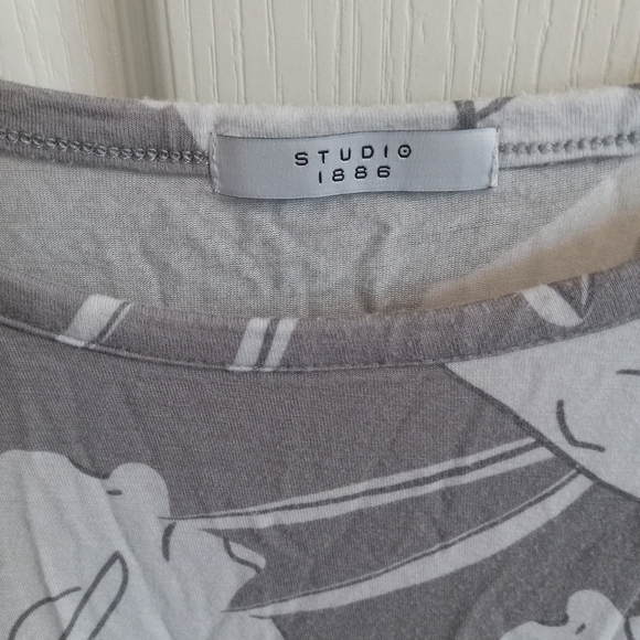 Grey woman's shirt with white flowers - Picture 3 of 3